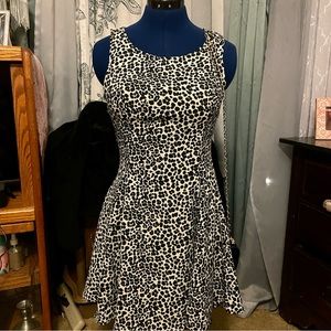 Divided H&M eye catching Sumer dress.